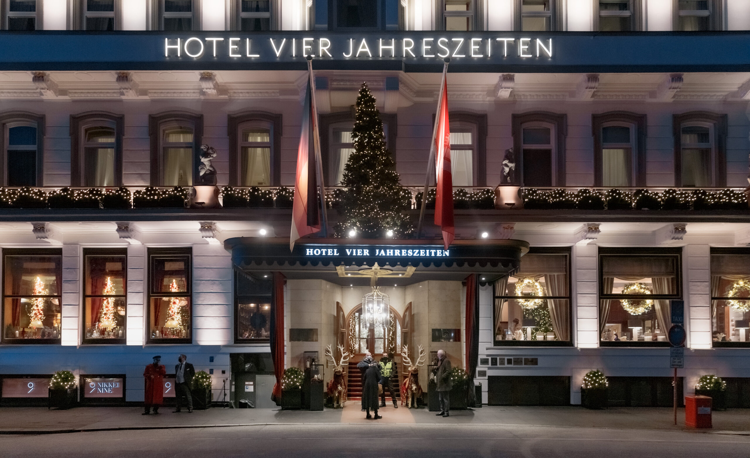 Das Hamburger Traditionshotel „Vier Jahreszeiten“ verteidigt seinen Titel als bestes Hotel Detschlands. (Archivbild)