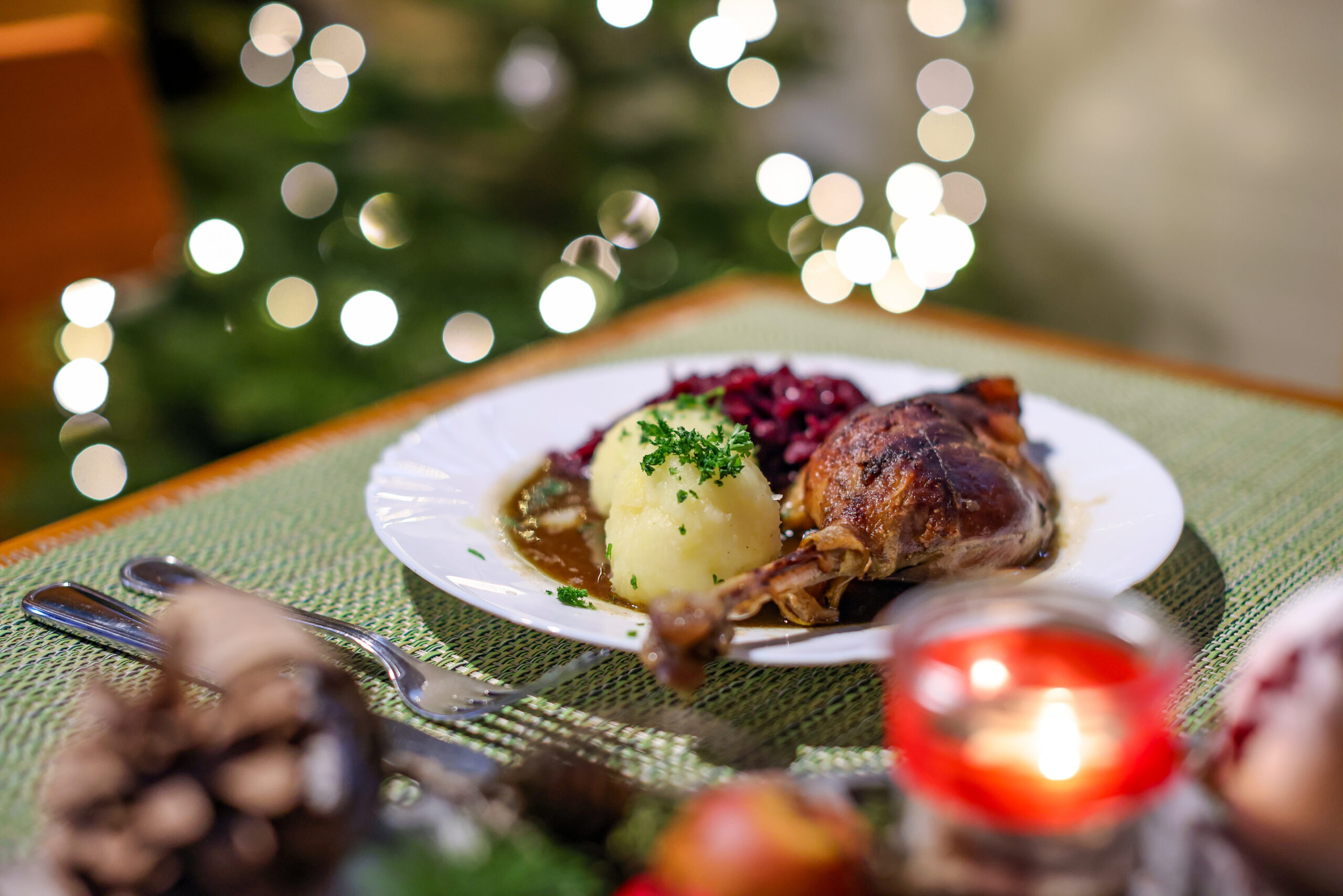 An Weihnachten kommt in vielen Familien Gänsebraten auf den Tisch – in diesem Jahr könnte das Mahl deutlich teurer werden.