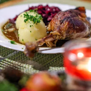 An Weihnachten kommt in vielen Familien Gänsebraten auf den Tisch – in diesem Jahr könnte das Mahl deutlich teurer werden.