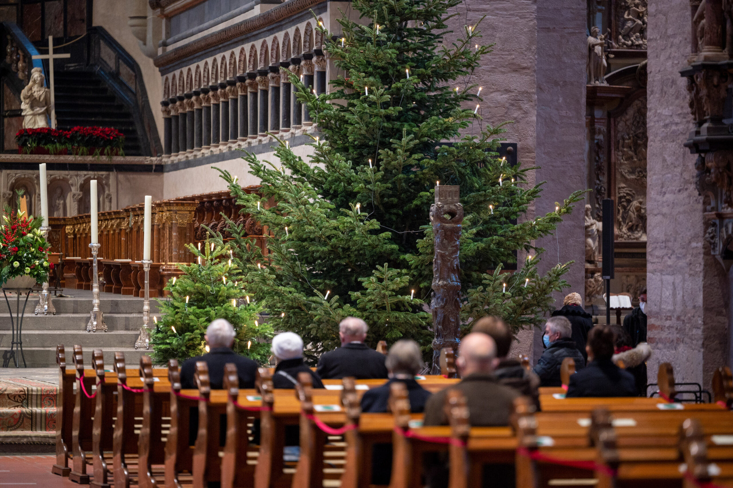 Menschen sitzen bei einem Weihnachtsgottesdienst in der Kirche