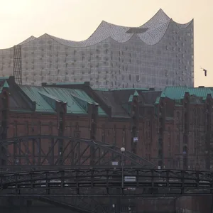 Blick auf die Speicherstadt und Elbphilharmonie
