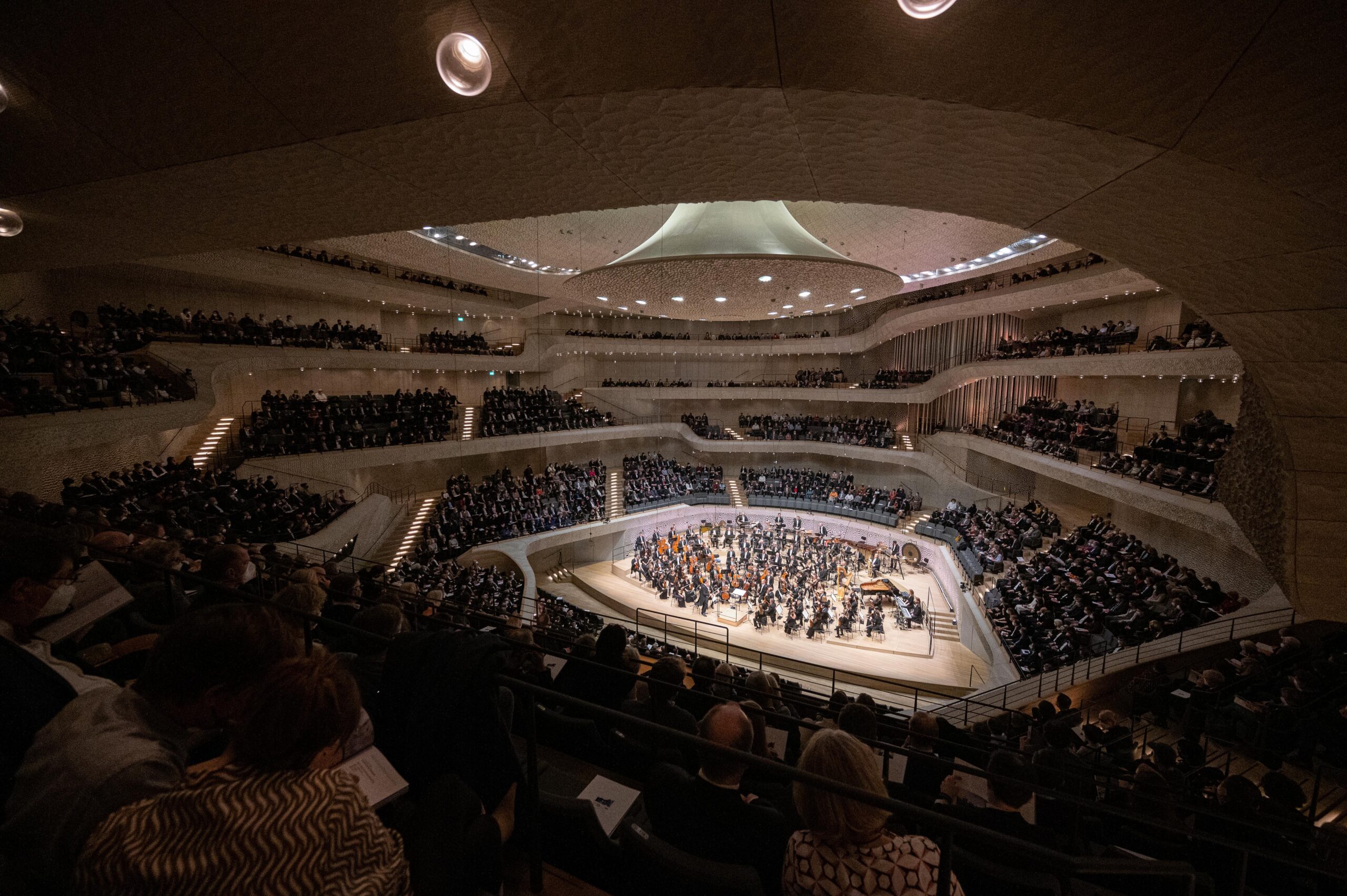 Am Mittwochabend haben sich Aktivisten während eines Konzerts im Großen Saal der Elbphilharmonie festgeklebt (Archivbild).