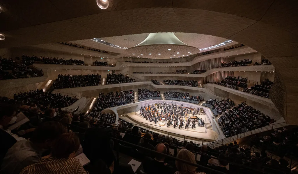 Am Mittwochabend haben sich Aktivisten während eines Konzerts im Großen Saal der Elbphilharmonie festgeklebt (Archivbild).