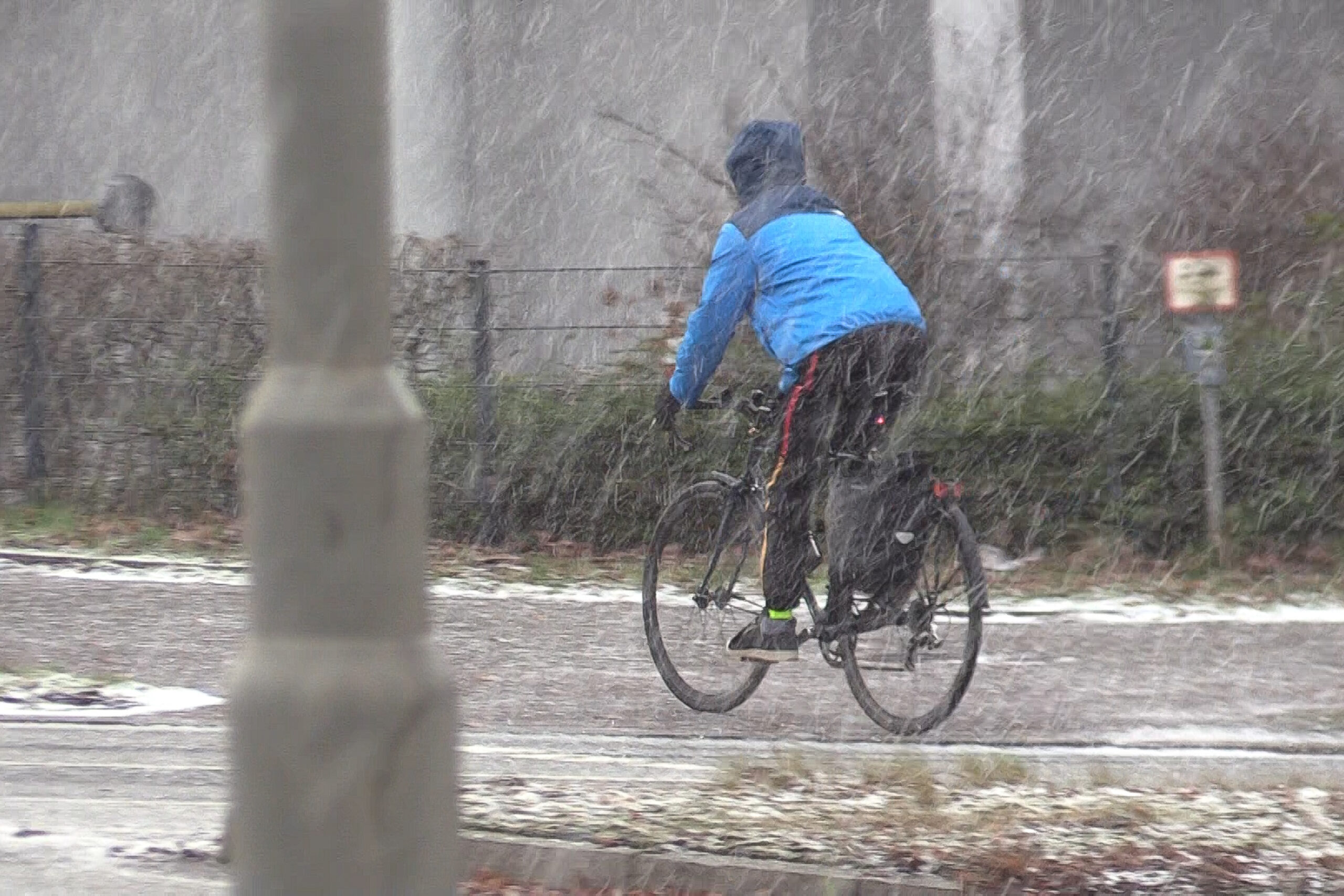 Fahrradfahrer im Hamburger Schneeregen
