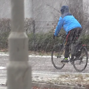 Fahrradfahrer im Hamburger Schneeregen