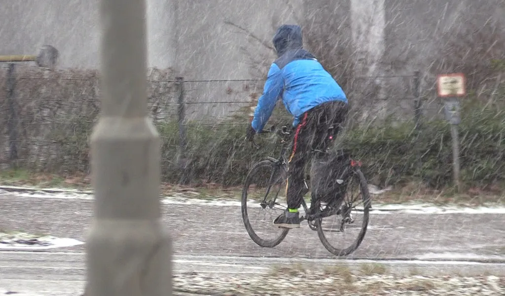 Fahrradfahrer im Hamburger Schneeregen
