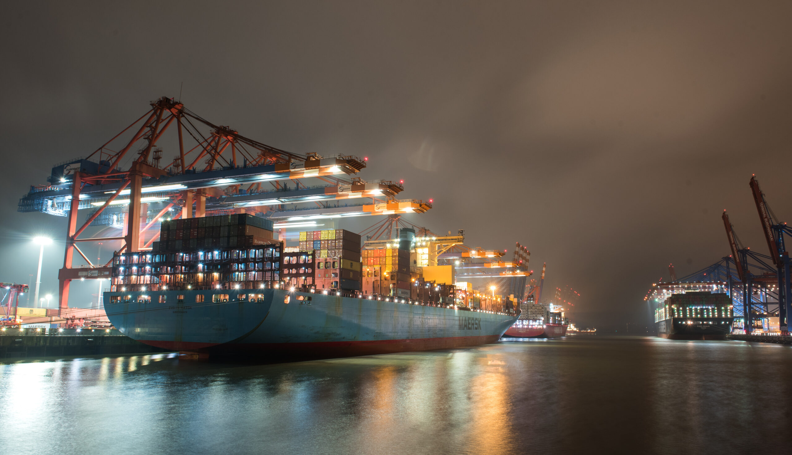 Ein großes Containerschiff wird im Hamburger Hafen entladen