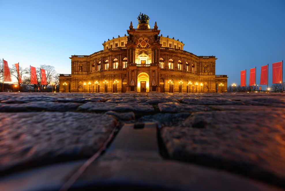 Blick auf die beleuchtete Semperoper in der Dämmerung