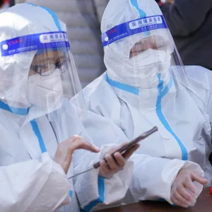 Zwei chinesische Testlabor-Mitarbeiter