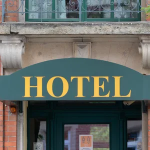 Ein Hauseingang mit Hotelschild