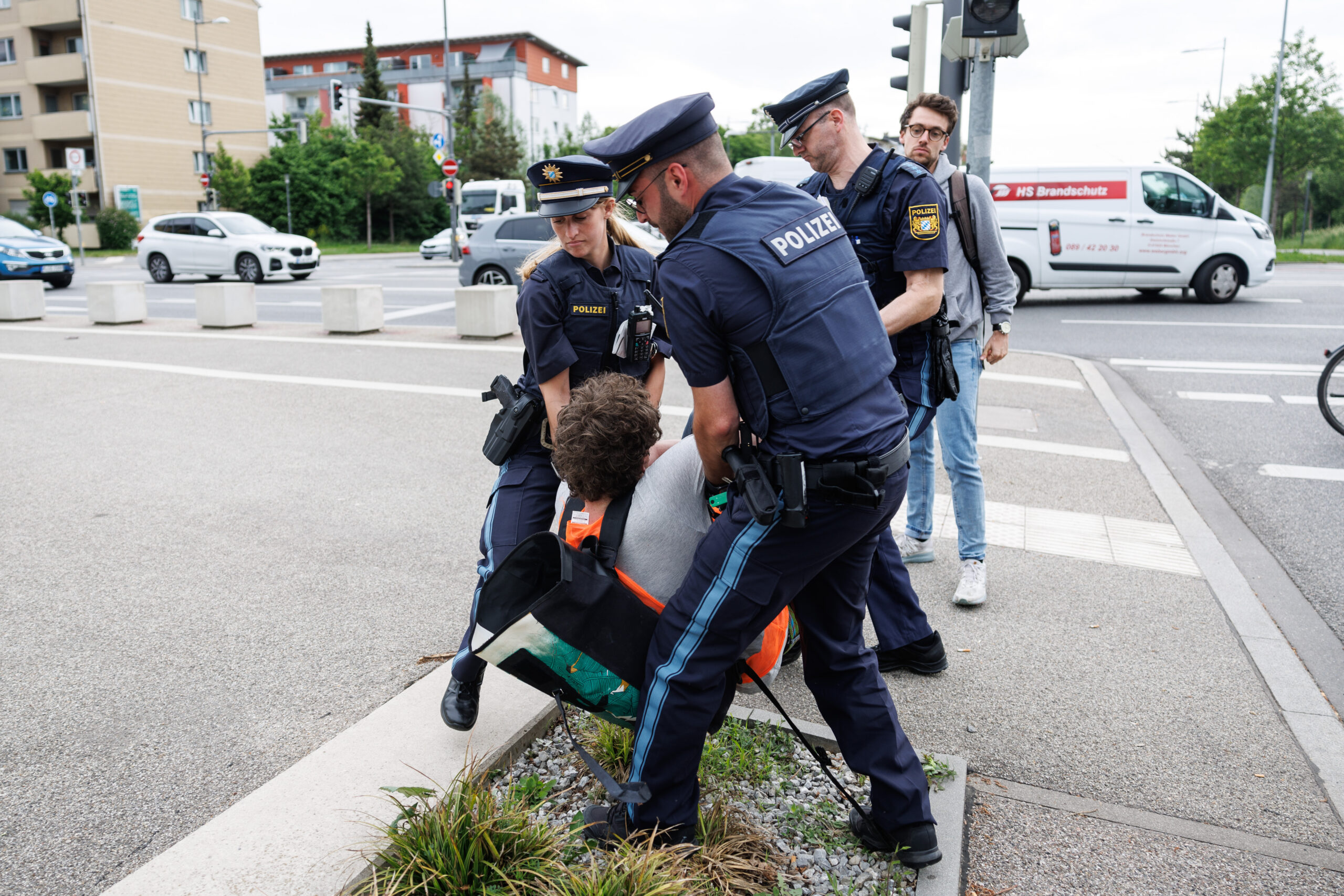 Polizisten tragen einen Aktivisten der Gruppierung „Letzte Generation“ von der Straße. (Archivbild)