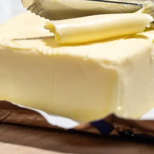Ein Messer in einem Butterblock