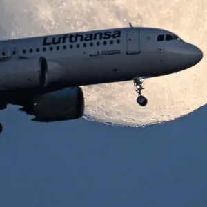 Flugzeug in der Nacht