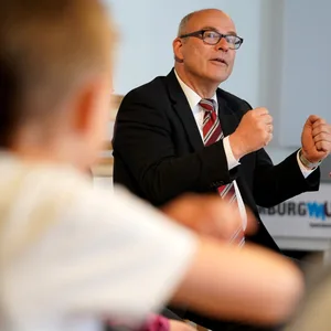 Schulsenator Ties Rabe und Altonas Bezirksamtsleiterin Dr. Stefanie von Berg sprechen über Schulbau-Projekte in Altona. (Archivbild)