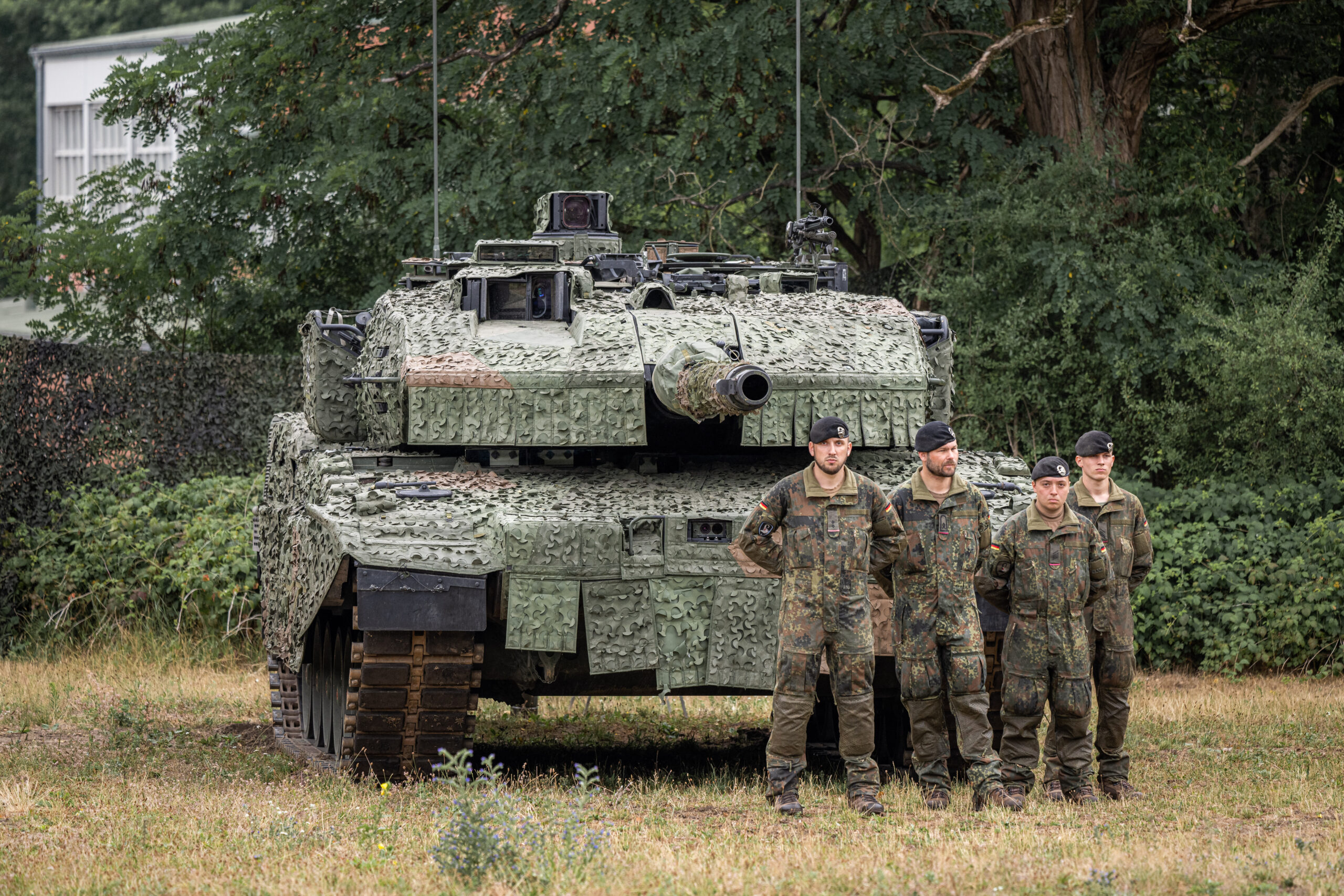 Bundeswehrsoldaten stehen vor einem Leopard-Panzer (Archivbild).