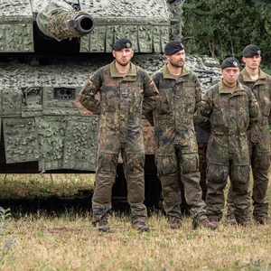 Bundeswehrsoldaten stehen vor einem Leopard-Panzer (Archivbild).