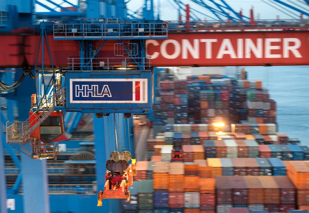 Container werden im Hafen umgeschlagen