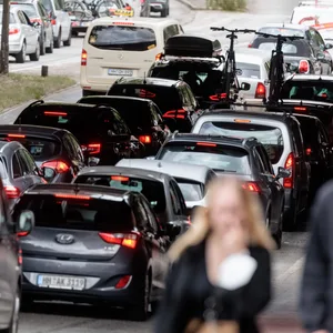 Auf der Amsinckstraße galt bisher Tempo 60 – künftig müssen Autofahrer:innen ihre Geschwindigkeit dort reduzieren.