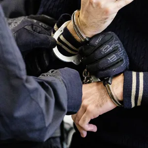 Festnahme nach Raub in Hamburg – mehr als 20 gefälschte Impfpässe bei Täter gefunden