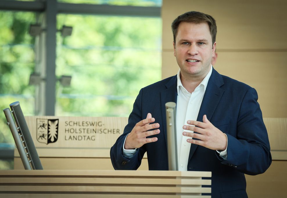 Christopher Vogt, Fraktionsvorsitzender der FDP in Schleswig-Holstein, spricht bei einer Sitzung des Landtags im Landeshaus. 
