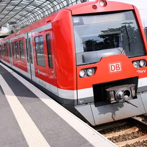 Eine S-Bahn fährt durch den Bahnhof Elbbrücken. (Symbolbild)