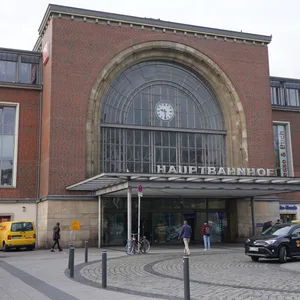 Der Vorplatz des Kieler Hauptbahnhofs. (Archivbild)
