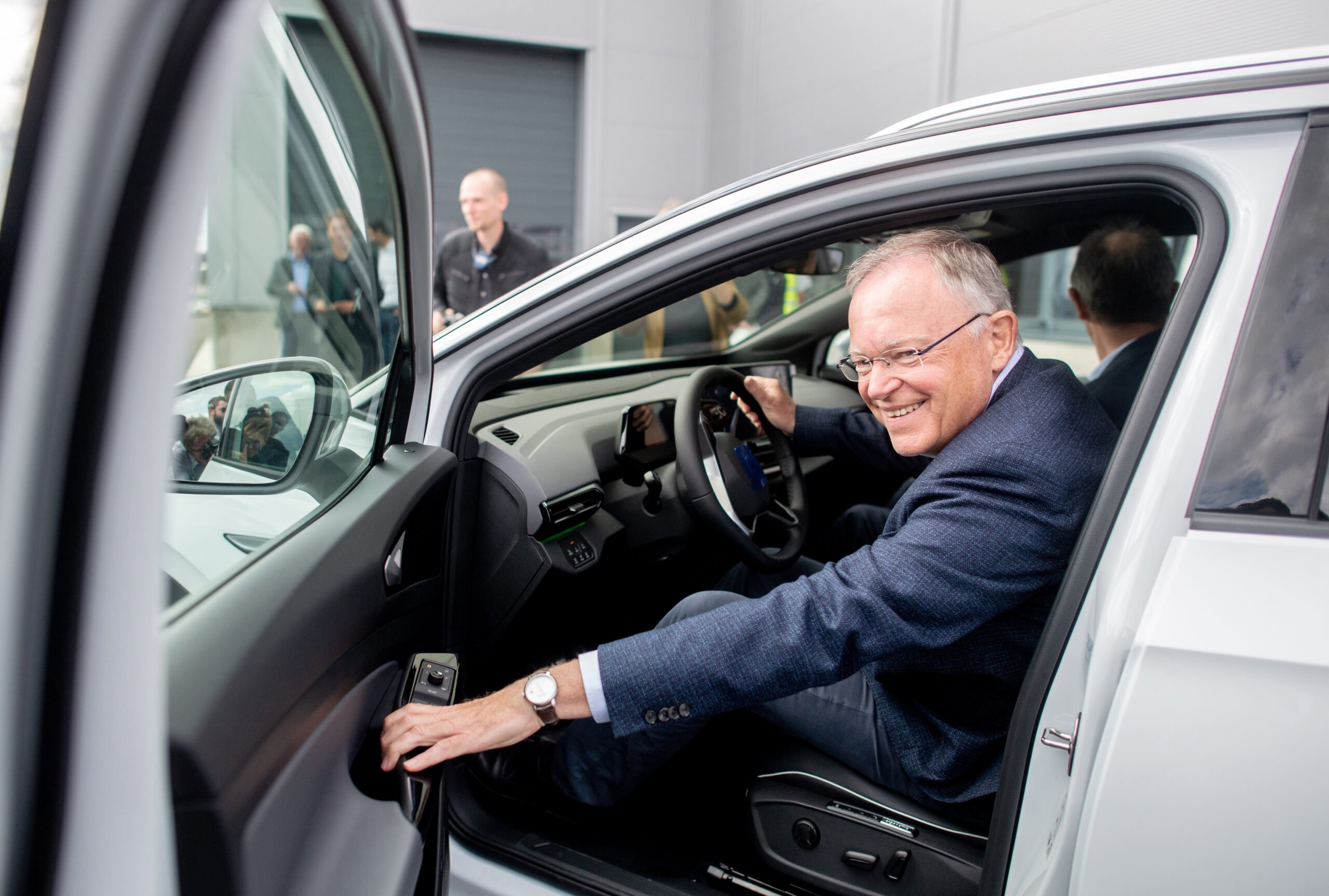 Weil sitzt während einer Werksführung im Werk Emden der Volkswagen AG in einem vollelektrischen Fahrzeug.
