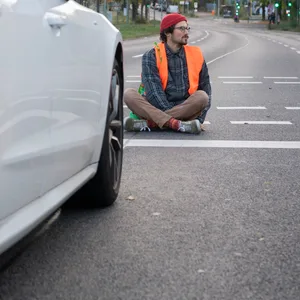 Ein Aktivist der „Letzten Generation“ bei einer Straßenblockade