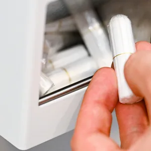 An der Uni wird es auch in diesem Sommersemester gratis Binden und Tampons in den Toilettenräumen geben. (Symbolbild)