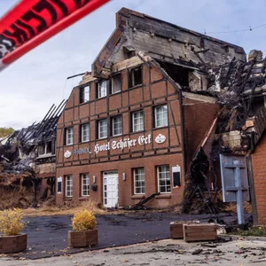Das Gebäude, in dem Flüchtlinge aus der Ukraine untergebracht waren, ist in der Nacht zum 20. Oktober komplett abgebrannt.