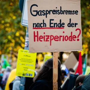 „Gaspreisbremse nach Ende der Heizperiode?” steht auf dem Schild einer Teilnehmerin einer Demonstration. Das Timing der Gaspreisbremse war kritisiert worden – jetzt gibt es Details.