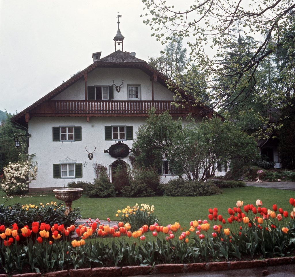 Schloßhotel Fuschl am Fuschlsee im salzburgischen Salzkammergut in Österreich.(dpa bilderarchiv)