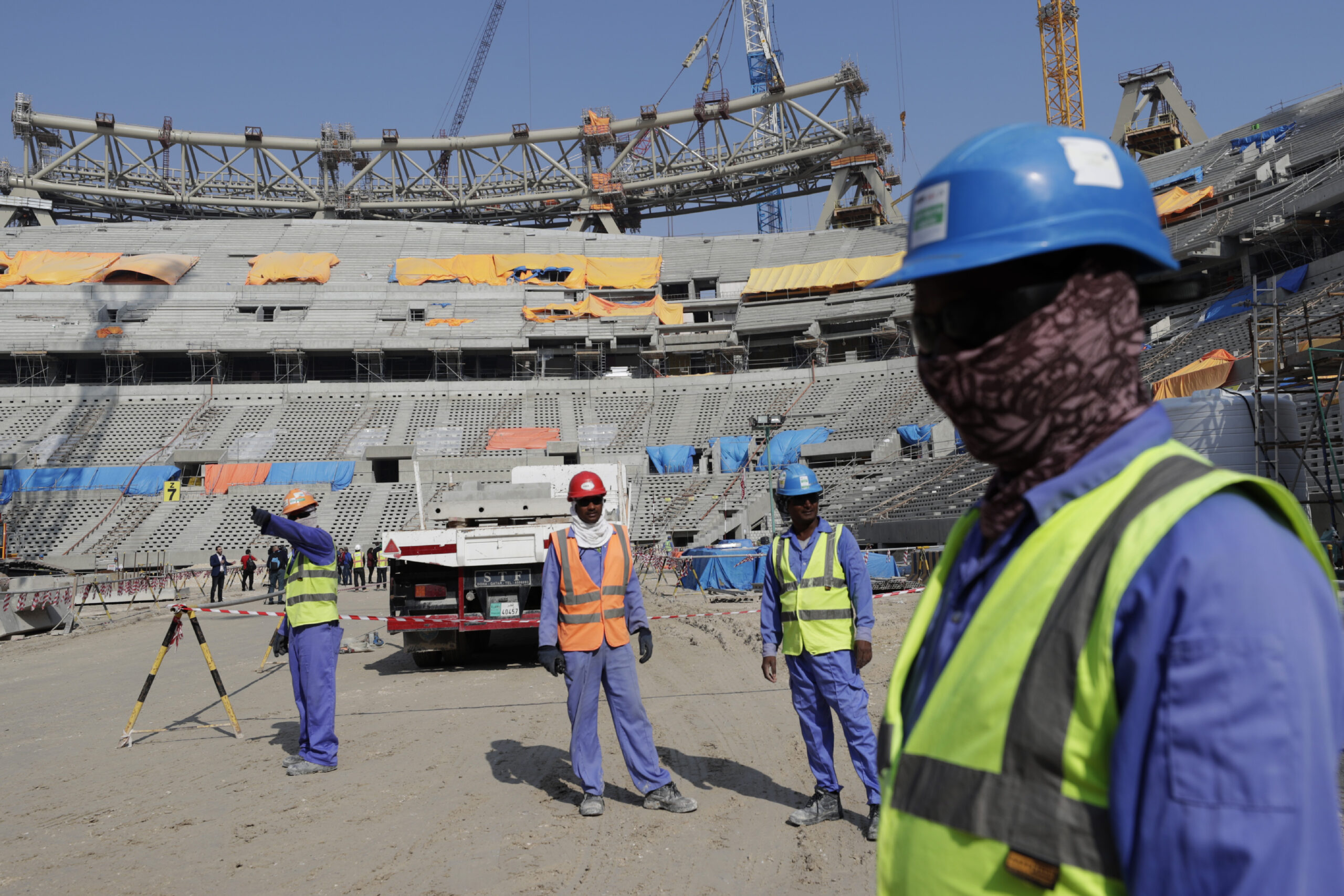 Arbeiter in Katar auf der Baustelle eines WM-Stadions.