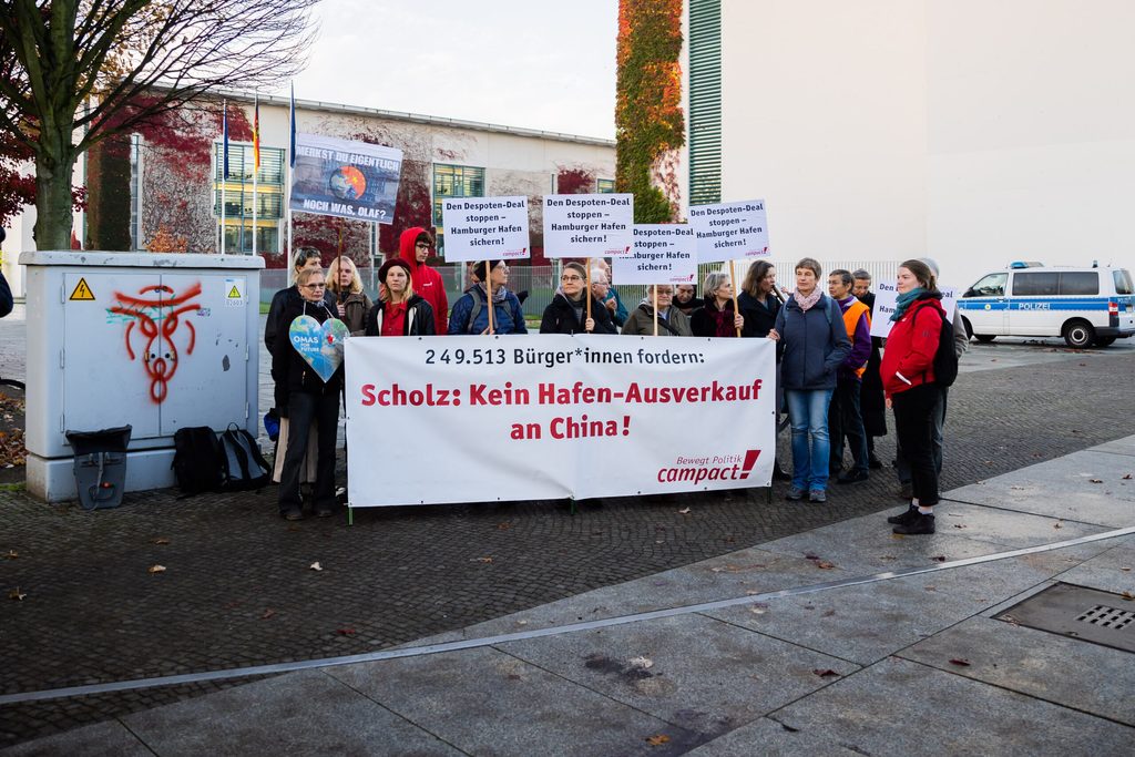 Proteste während der Kabinettssitzung vor dem Bundeskanzleramt gegen den chinesischen Einstieg bei dem Containerterminal „Tollerort"