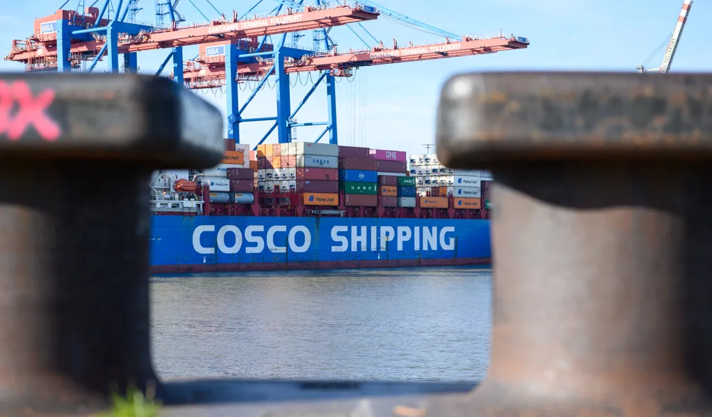 Blick auf ein COSCO Containerschiff das am Containerterminal Tollerort liegt.