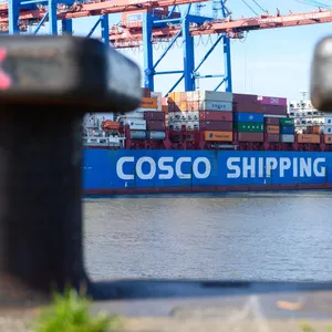 Blick auf ein COSCO Containerschiff das am Containerterminal Tollerort liegt.