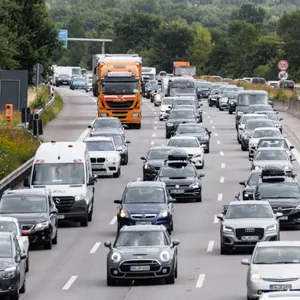 Autos stehen auf einer Autobahn im Stau.