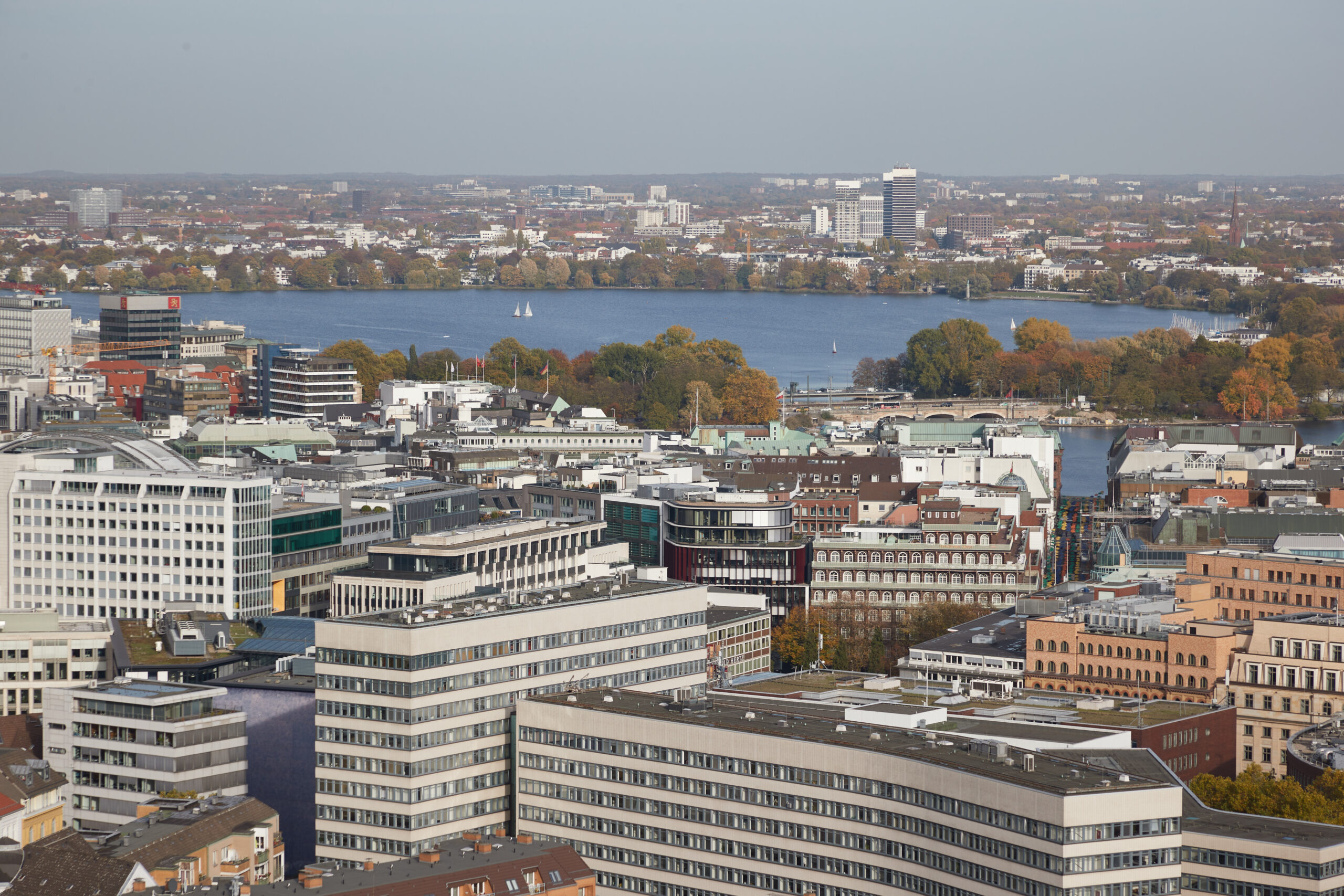 Blick aus der Vogelperspektive auf Hamburg und die Außenalster