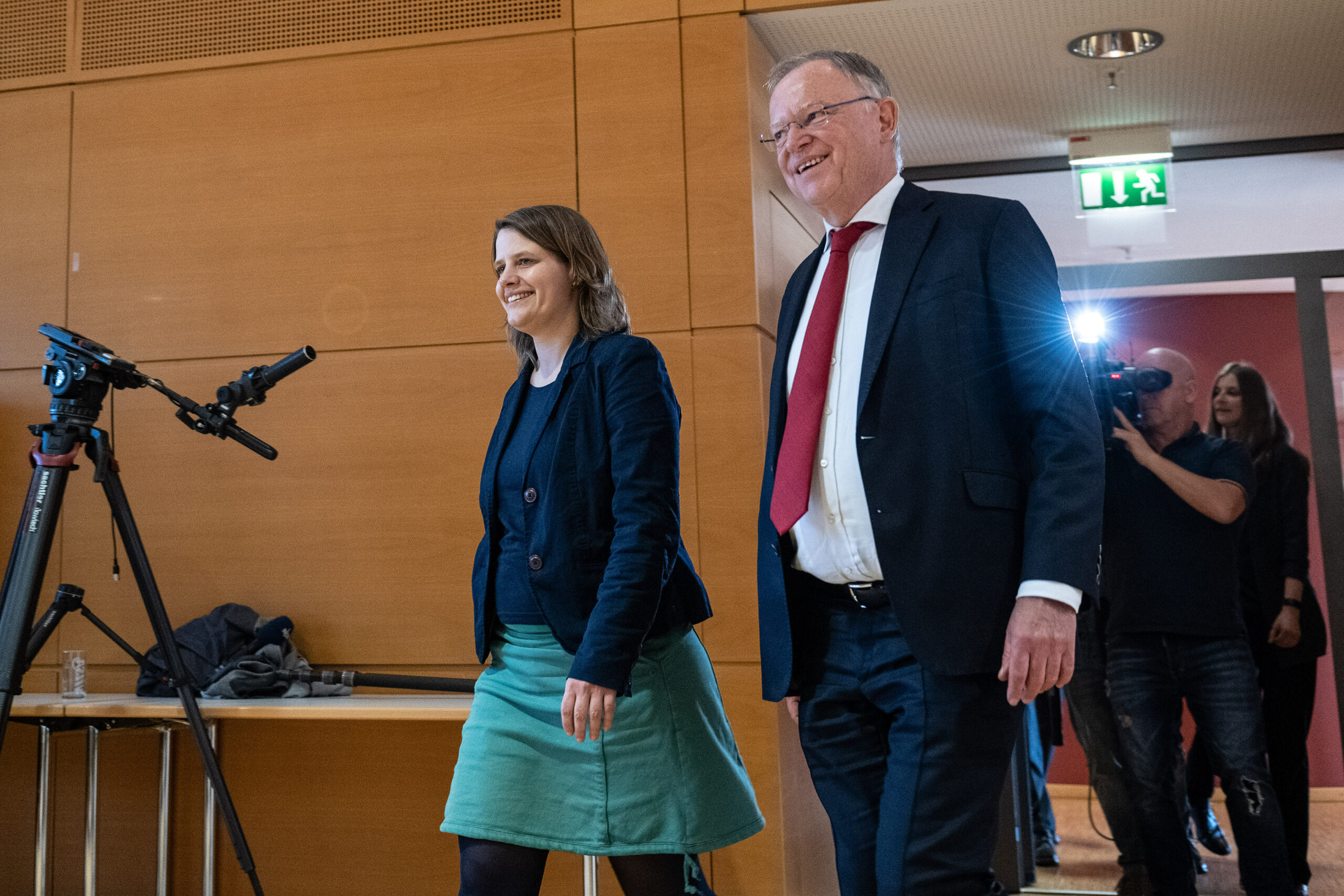 Stephan Weil (SPD) und Julia Willie (Bündnis 90/Die Grünen) haben erfolgreiche Koalitionsverhandlungen geführt.
