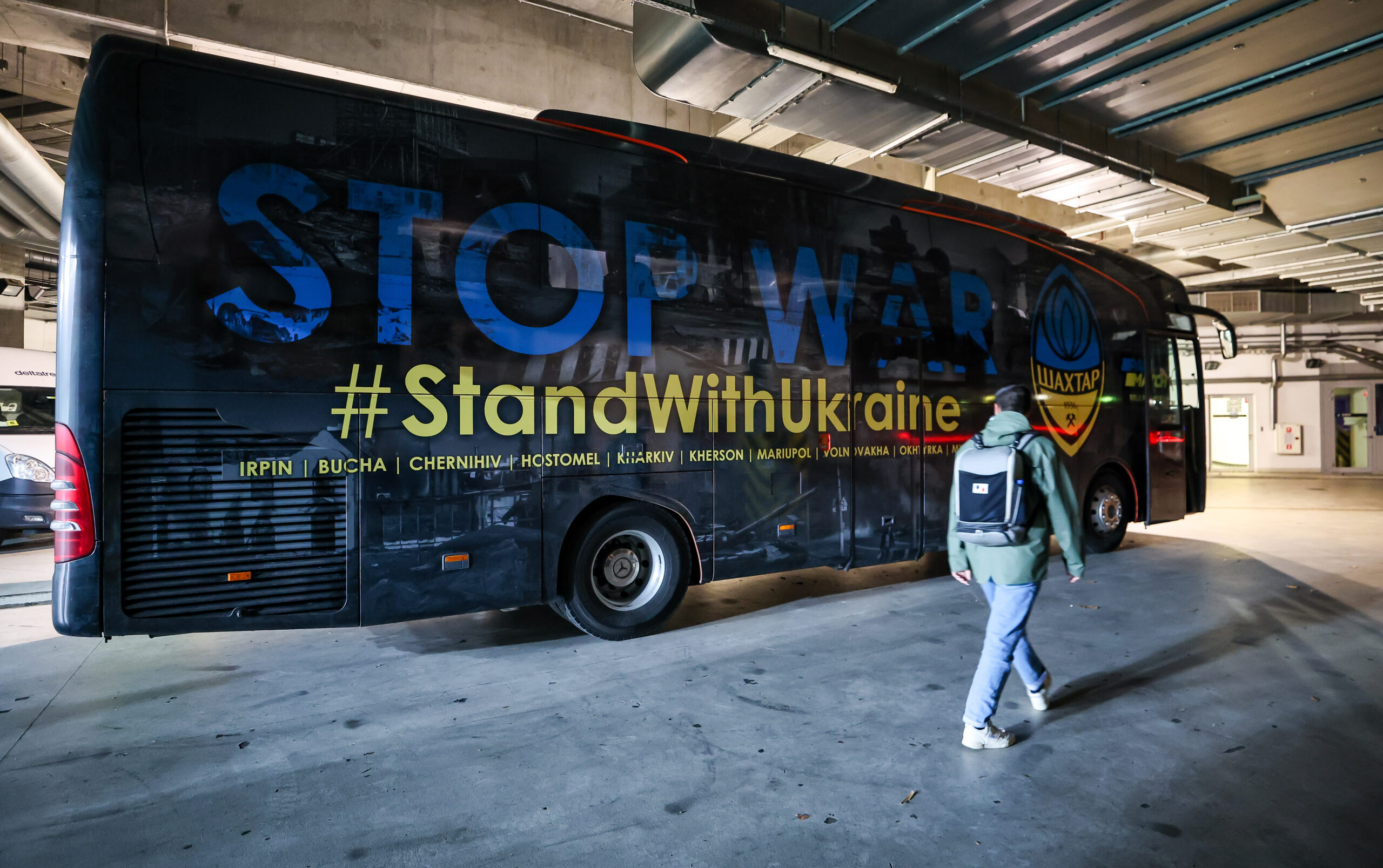 Shakhtar Donetsks Mannschaftsbus mit dem Aufdruck „Stop War“.