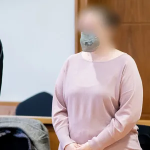 Die Angeklagte steht vor Prozessbeginn in einem Saal im Landgericht neben ihrem Anwalt Christoph Klatt.