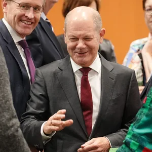 Bundeskanzler Olaf Scholz (4.v.l., SPD) bei den Beratungen der Ministerpräsidentinnen und -präsidenten der Länder.
