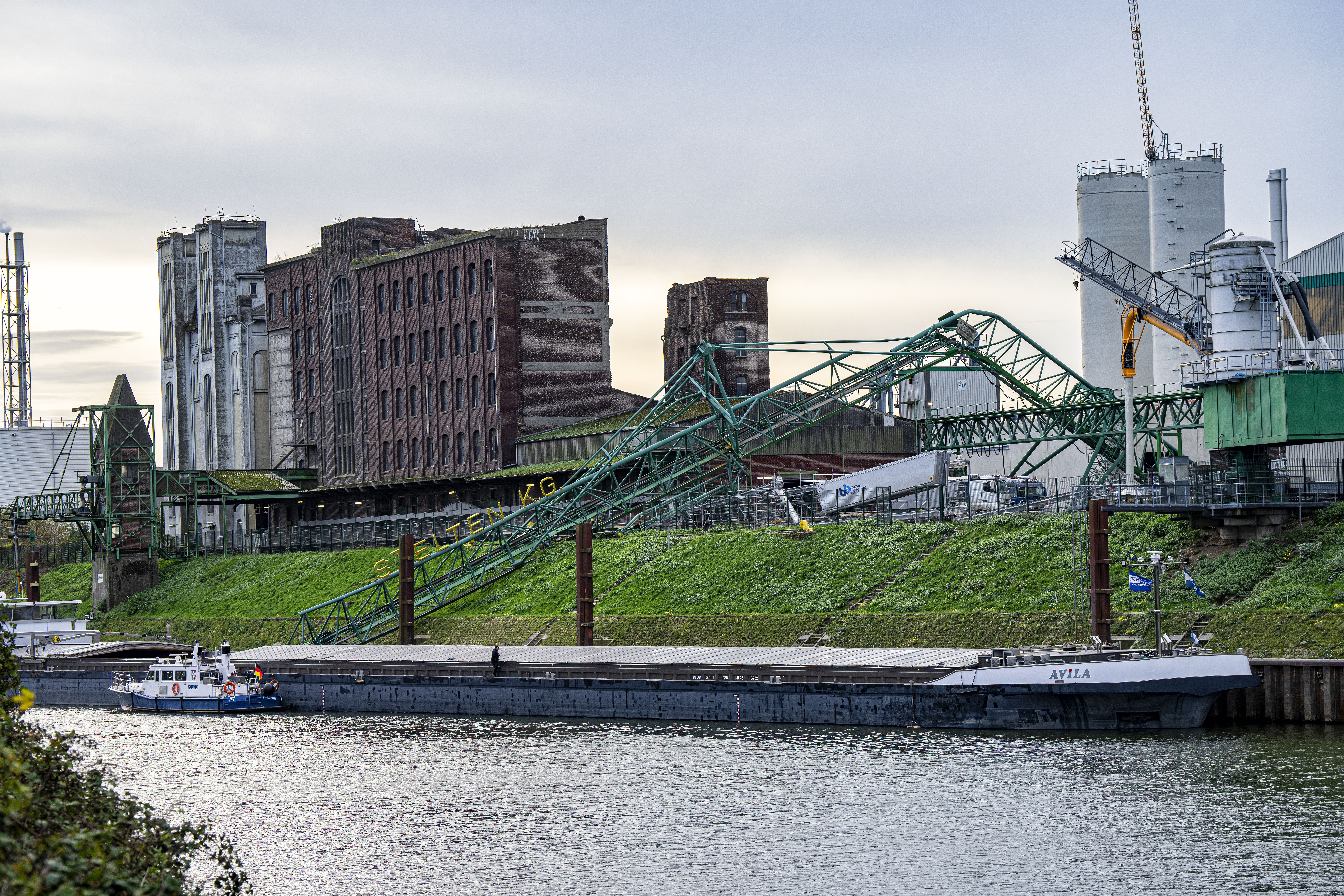 Zusammengebrochener Kran am Hafen in Krefeld.