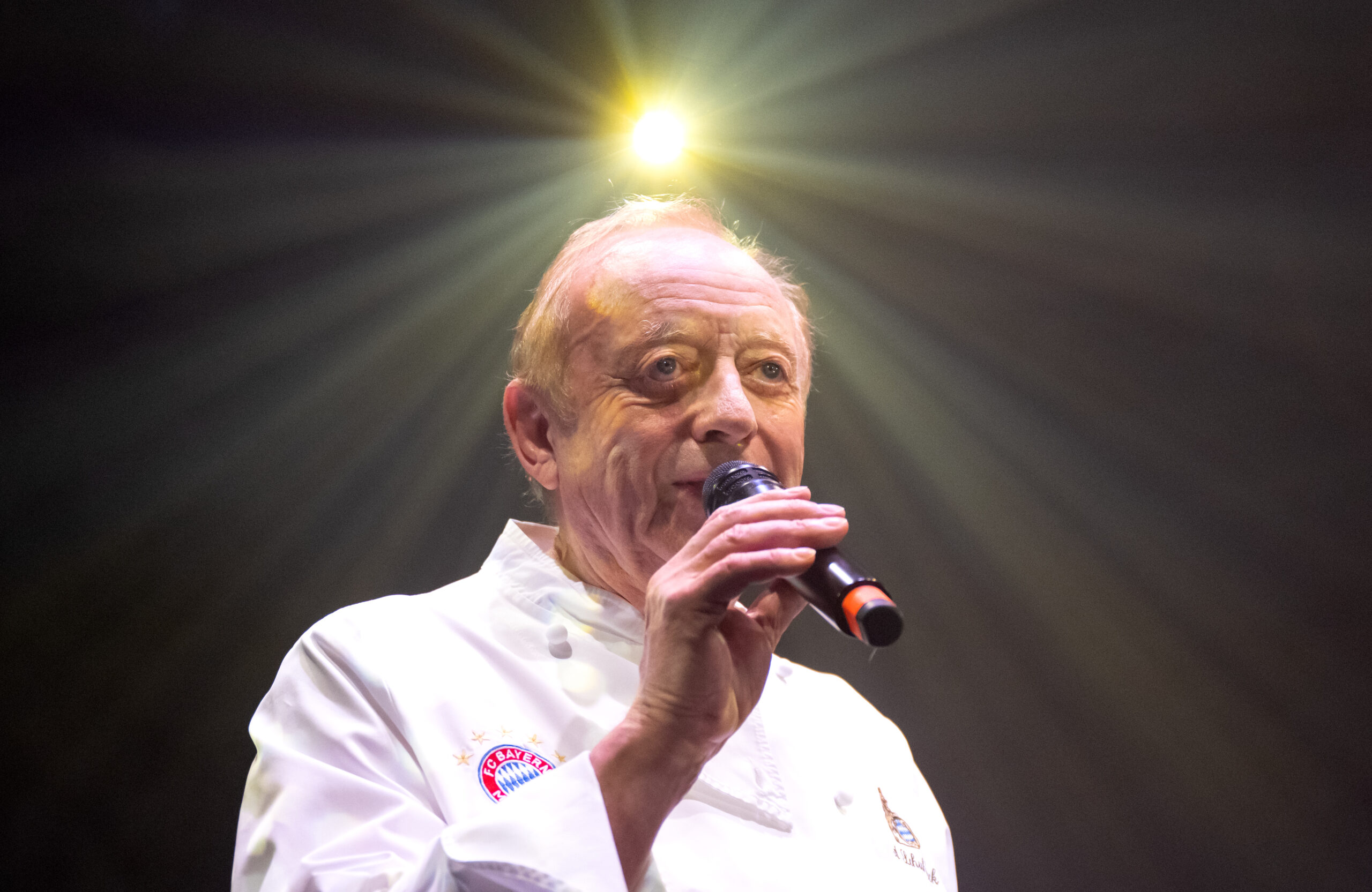 Alfons Schuhbeck singt bei der Premierengala einer Dinnershow im Münchner „Teatro“.