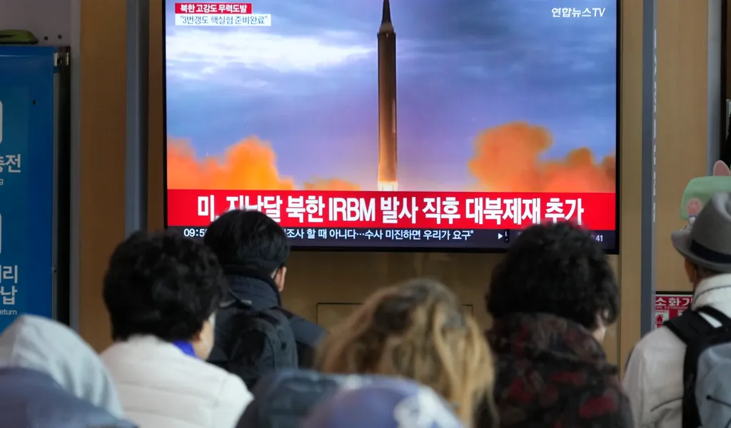 Eine Nachrichtensendung in Seoul zeigte Archivbilder eines Raketenstarts in Nordkorea.