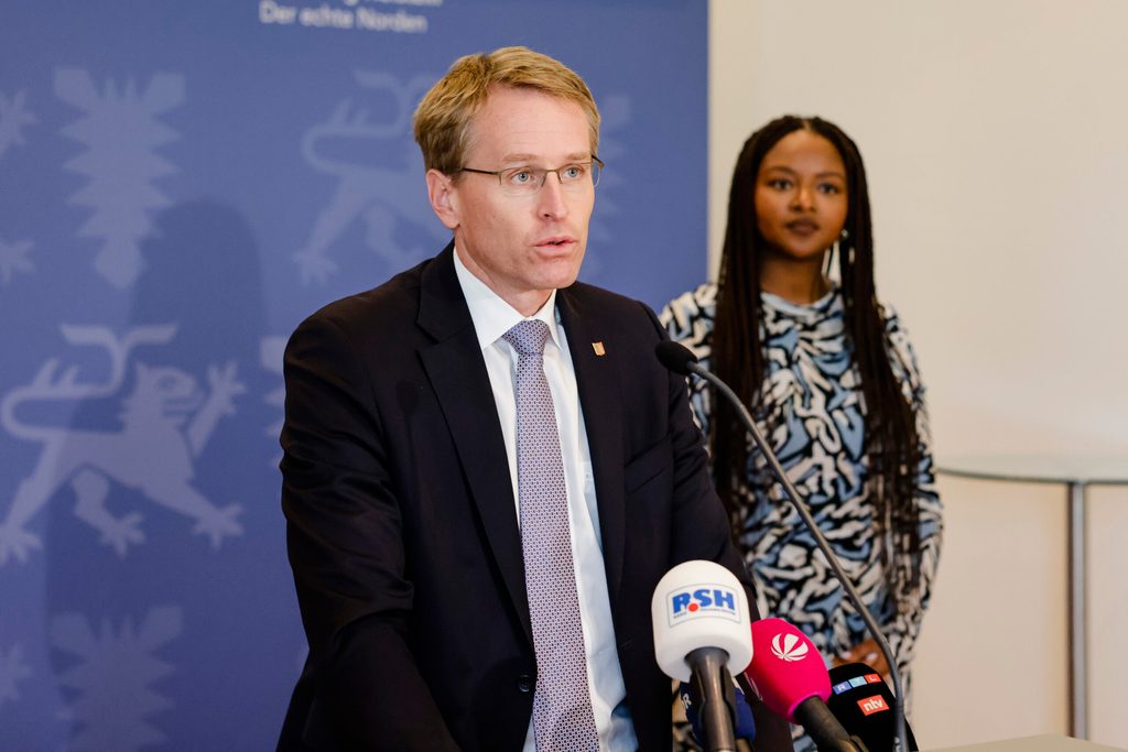 Ministerpräsident Daniel Günther (l, CDU), und Integrationsministerin Aminata Touré (Grüne) haben zum Jahrestag an die Brandanschläge in Mölln erinnert (Archivbild).