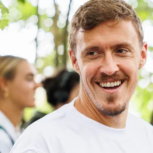 Max Kruse mit einem breiten Lachen.