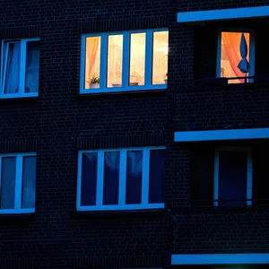 Licht leuchtet in einem Mehrfamilienhaus