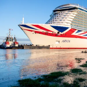 Das neue Kreuzfahrtschiff „Arvia“ hat die Meyer-Werft verlassen und ist auf der Ems unterwegs.