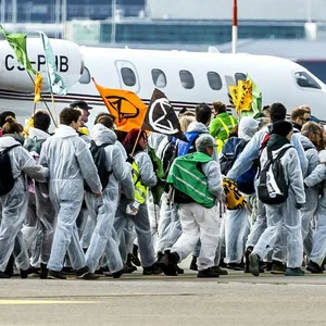 Auch Blockaden an deutschen Flughäfen wie am Wochenende in Amsterdam schließen die Aktivisten nicht aus.